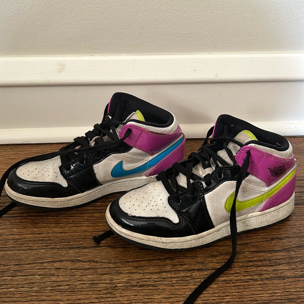 Air jordan mids size 4.5y